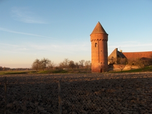 Non ce n'est pas un pigeonnier mais une tour reste d'un château du XII ou XIII siècle