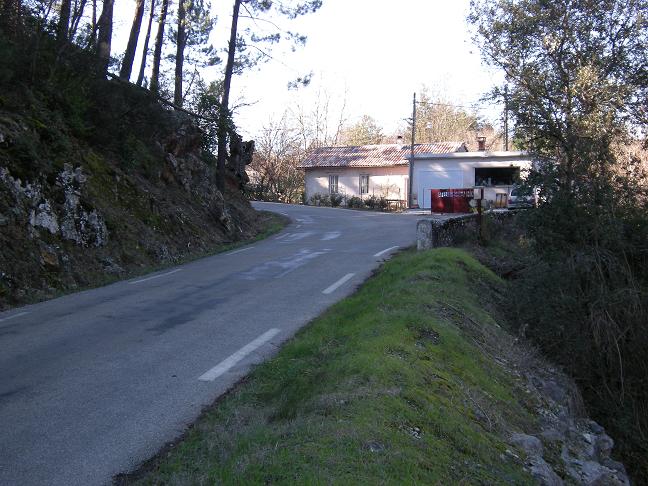 Sommet, tout droit çà grimpe encore jusqu'à ST Hyppolite du Fort
