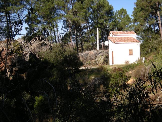 Maison sur rocher à côté de la cascade