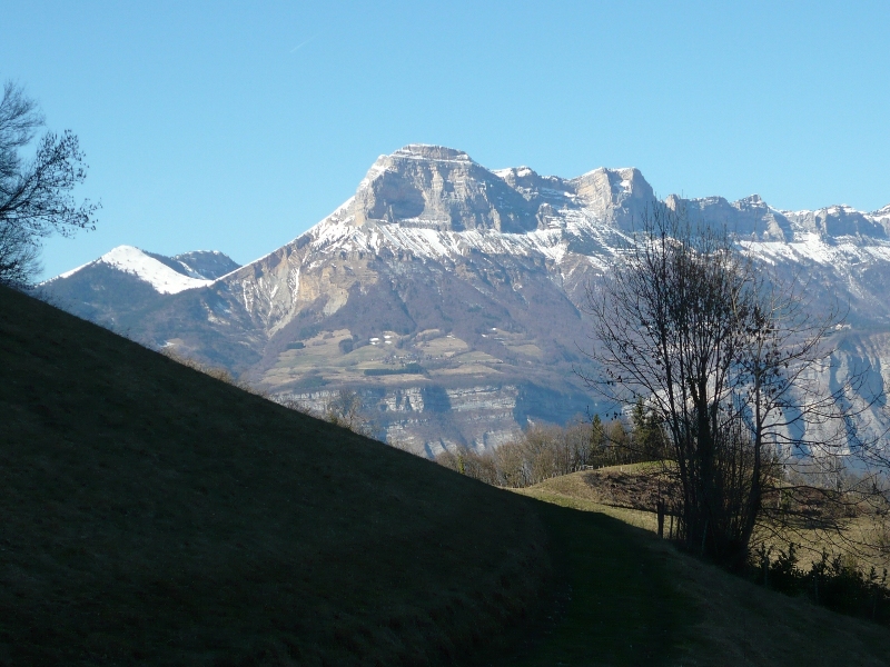 Tours la dent de Crolles au fond !