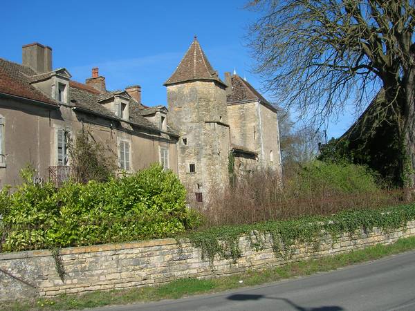 Le manoir en face du pigeonnier
