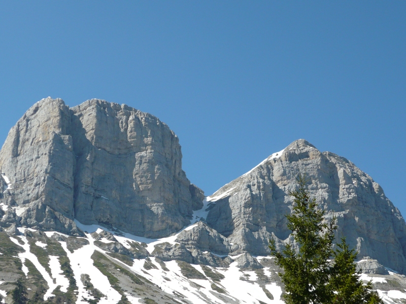 Les 2 soeurs et le col entre les deux accessible à pieds