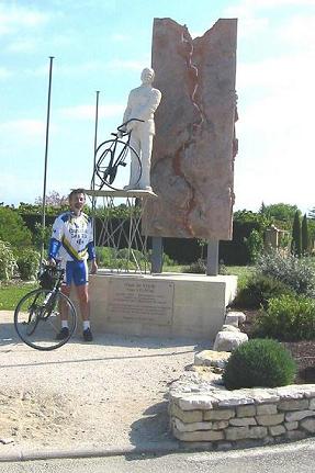 Stèle de Vélocio (devant le Complexe Sportif de Pernes)