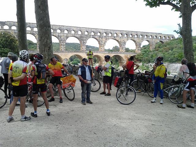 Commentaires du guide sur le Pont, son histoire et sa grotte!!!!!!!!!!! (vieille de 36000 ans)