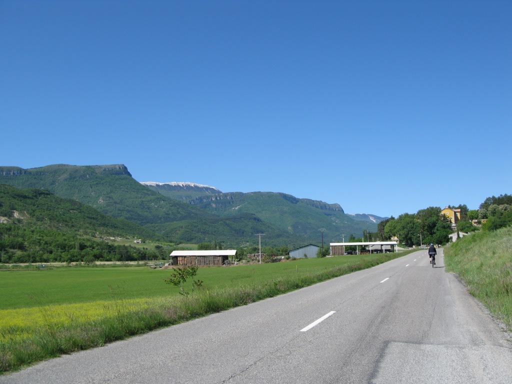 à notre gauche : La Montagne de Lure
