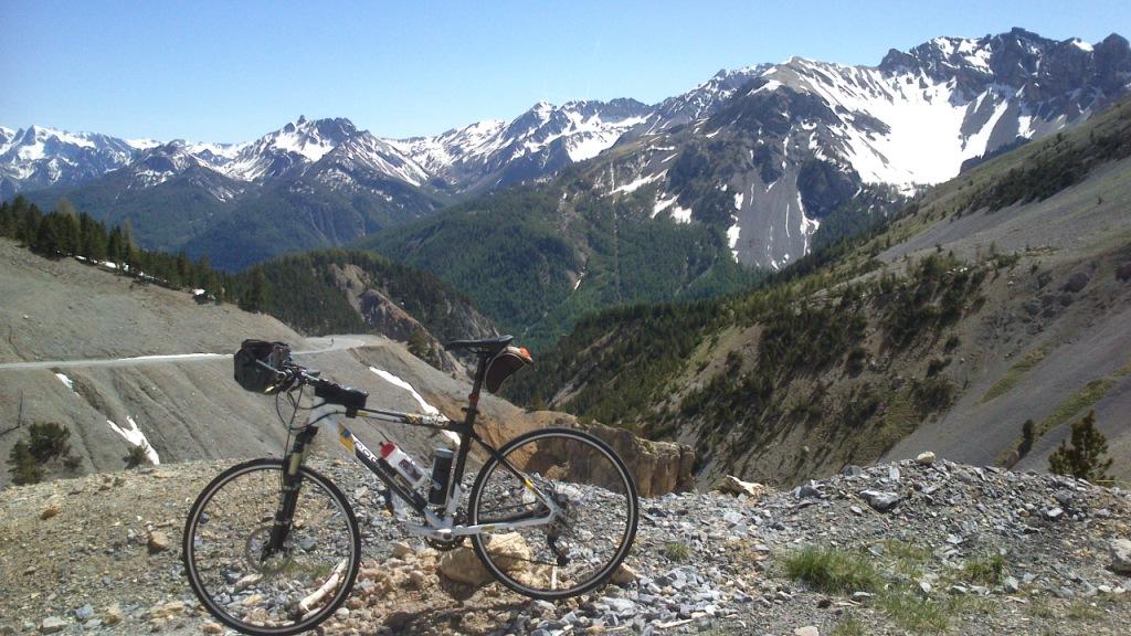 Descente du Col d'Izoard vers le Queyras : Hé ! la boîte à outils sur le tube vertical..ne pas confondre avec un VAE !!!