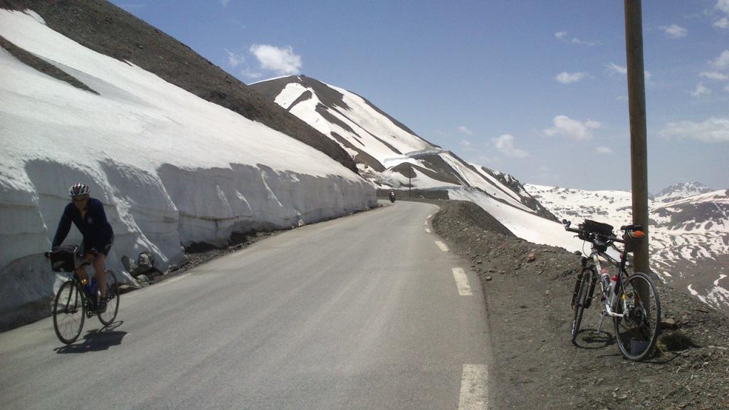 Col de la Bonette ouvert, la Cime en chantier de déneigement.
