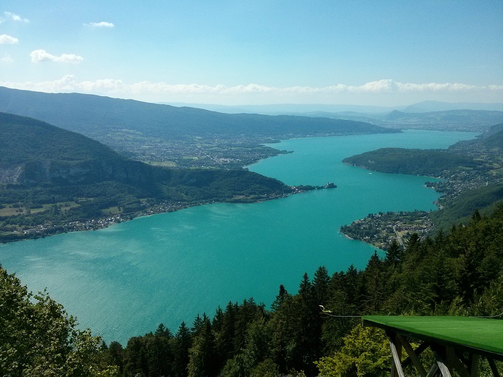 Vue sur le lac d'Annecy depuis le col de la Forclaz