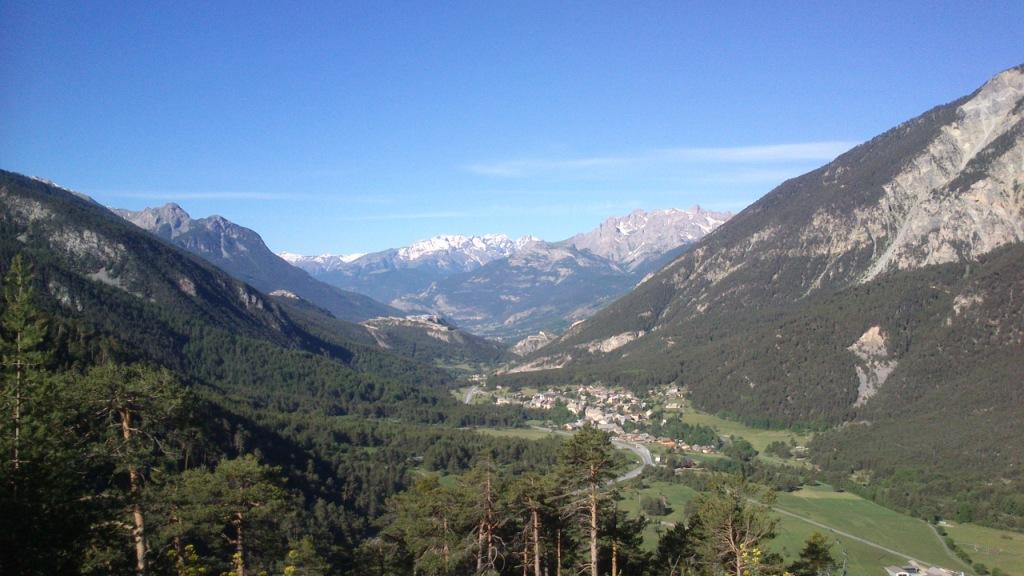 En bas, déjà loin : Briançon