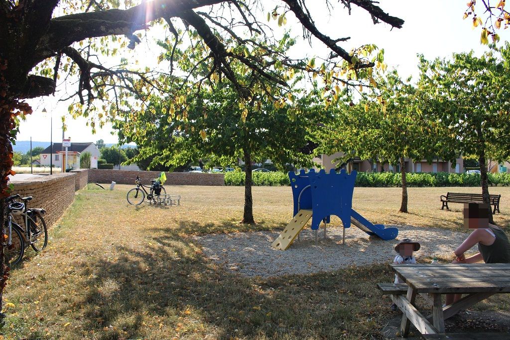 Pause jeu pour le gamin qui commence à s'ennuyer dans son siège