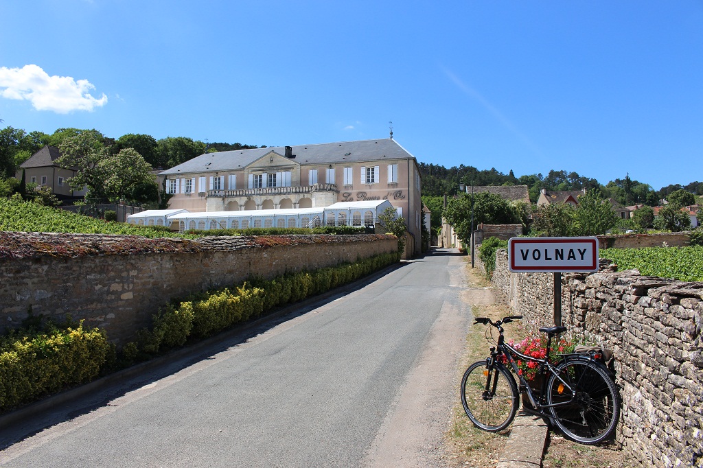 Ca grimpe vers le centre de Volnay.
