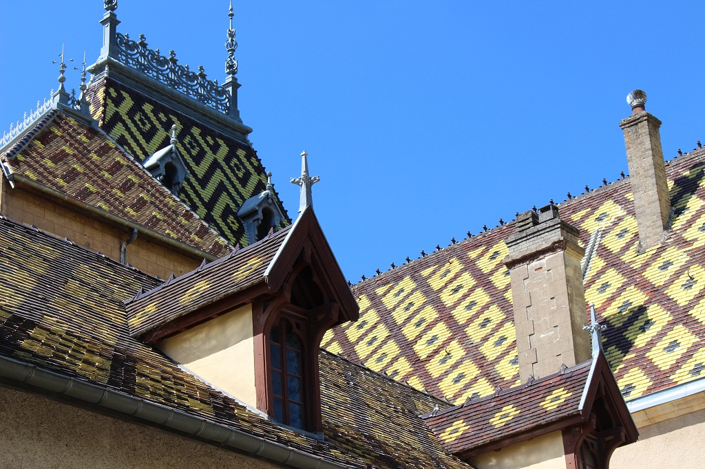Toiture traditionnelle en tuiles vernissées du château Corton-André.