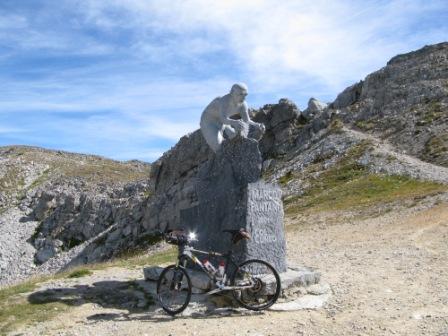 Colle de Faunière alti 2500 m, Monument Pantani