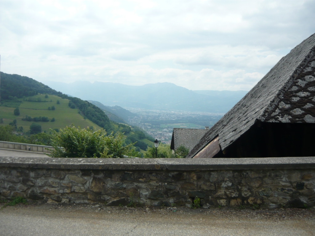 Grenoble dans la cuvette, le Vercors au fond