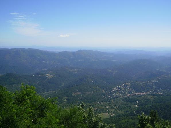 Vue sur Villefort (au loin dans les nuages on aperçoit le Mt Ventoux)