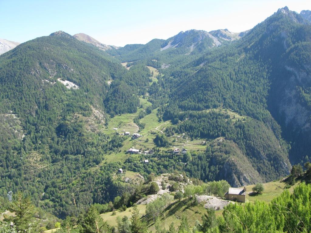 en face : Bramousse, le Guil est en bas, tout en bas dans le gouffre !!