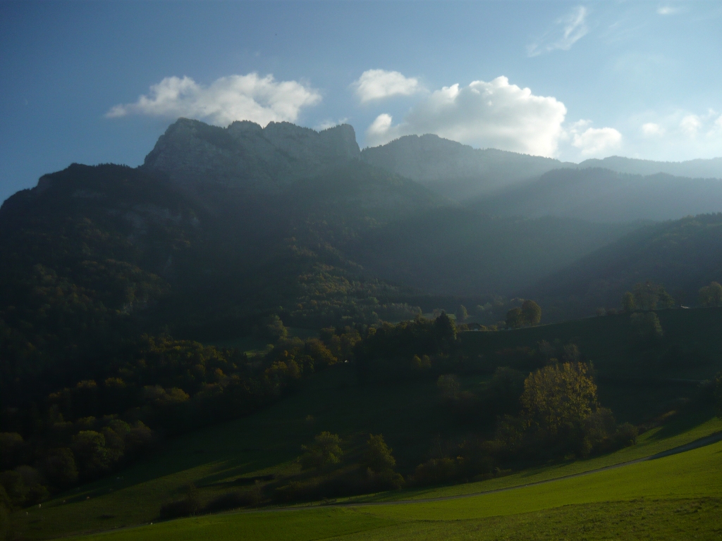 Vue vers le Vercors, la route est bloquée vers le tunnel du Mortier (effondrement de la montagne)
