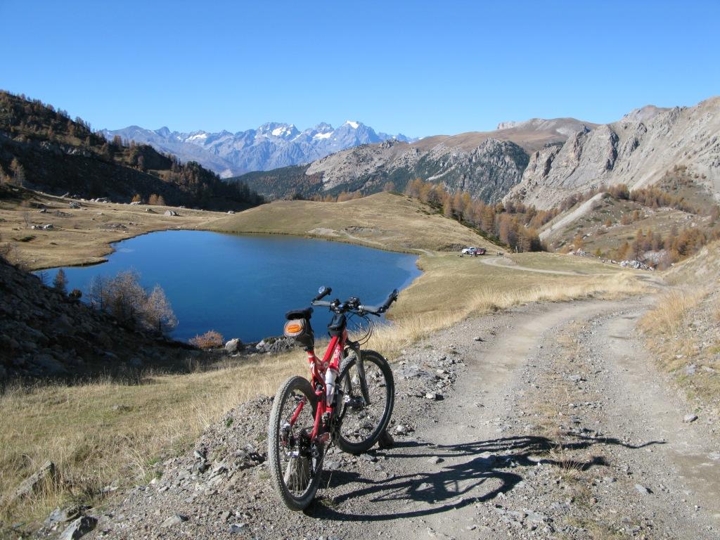 Col et Lac du Lauzet, 2225 m. Au fond : Chaine Glaciaire des Sommets des Ailefroides, Pic Sans Nom et Mont-Pelvoux.