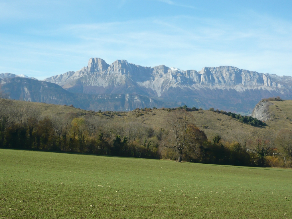 Falaises est du Vercors avec les deux soeurs à gauche (juste au dessus du col de l'arzelier pour ceux qui connaissent)