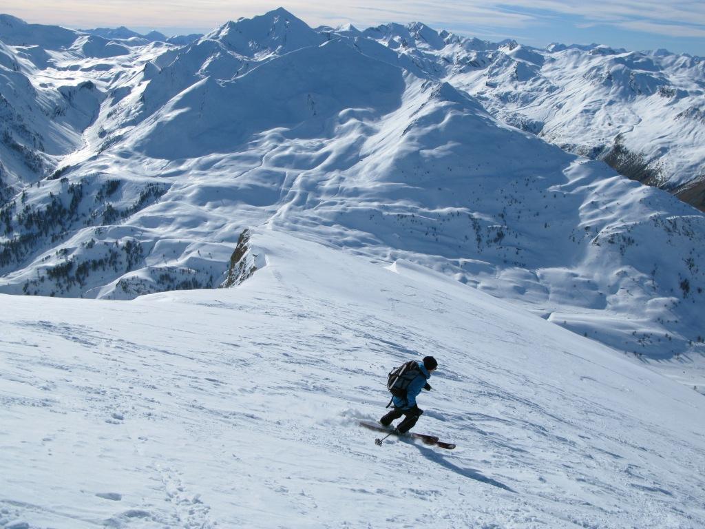 Descente de la Pointe de la Signora (Col de Larche) 20-12-14 au fond à droite : Vallon du Lauzannier