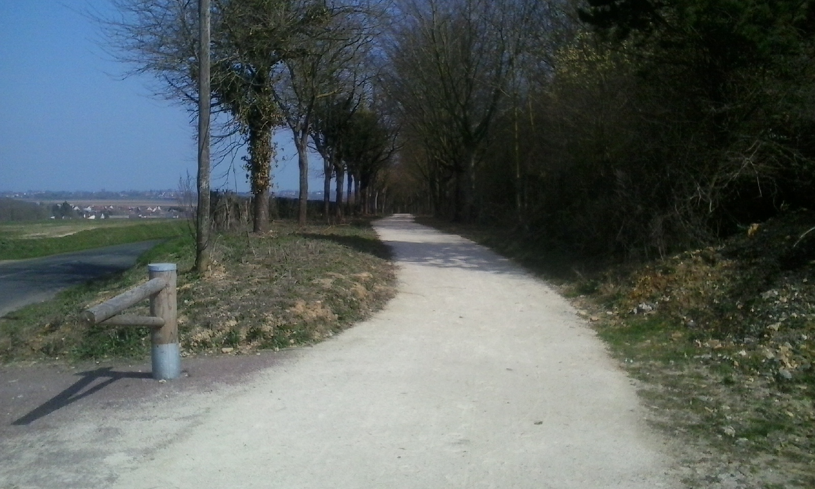 La piste cyclable en stabilisé... la photo ne montre pas les empreintes des chevaux mais mon vélo s'en souvient !