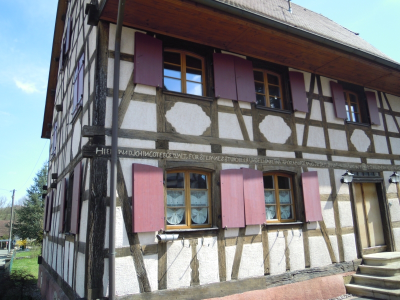 Knoeringue : ancienne maison avec inscriptions