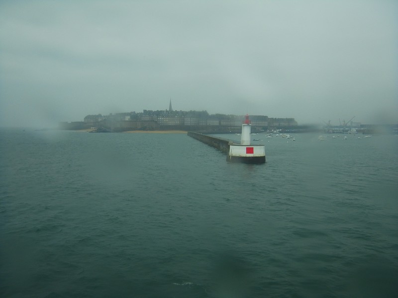 Saint-Malo se perd dans la grisaille...