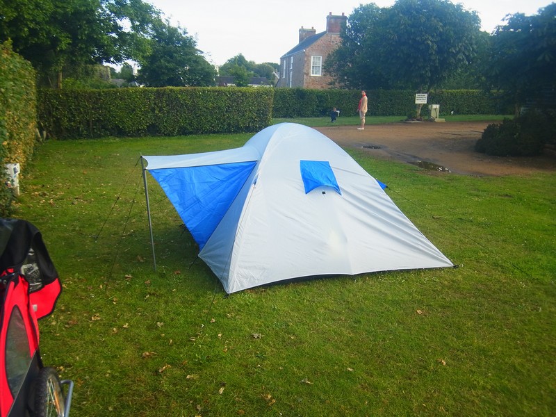 La pluie s'est arrêtée avant qu'on arrive au camping, la tente a pu être montée sans tout mouiller
