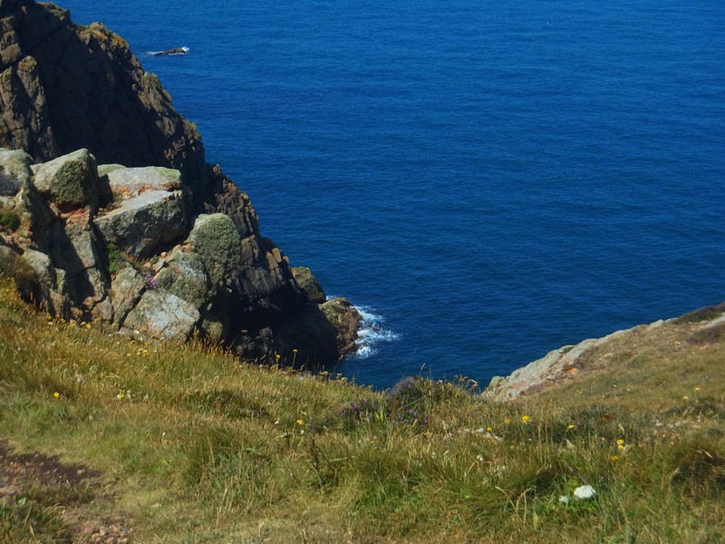 La mer est belle, mais la falaise est haute : ce n'est pas là qu'on se baignera