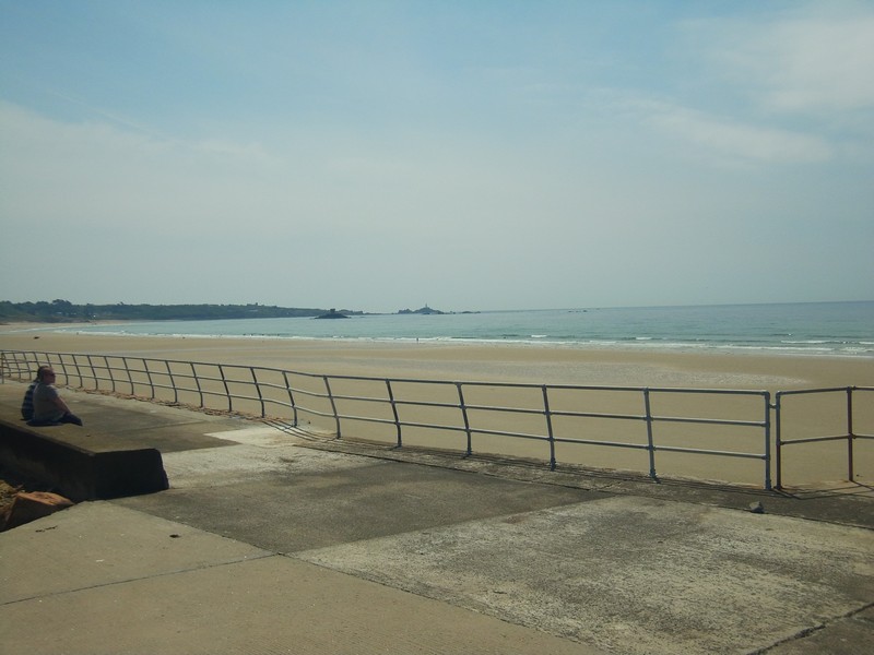 Vue de la grande plage qui occupe presque toute la côte ouest de l'île