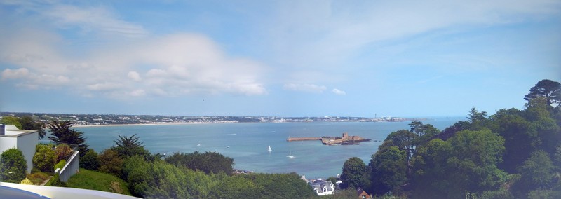 Vue de la baie de Saint-Hélier depuis les hauteurs de Saint Aubin