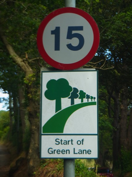 Panneaux caractéristiques à l'entrée d'une "green lane"