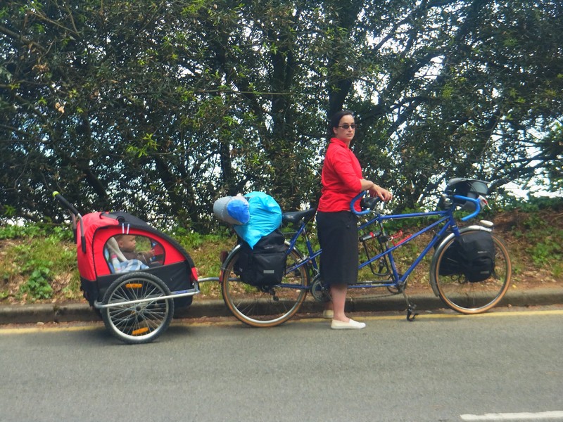 Le tandem en configuration lourde : remorque + sacoches arrières + tente et sacs de couchage sur le porte-bagage + sacoches à l'avant