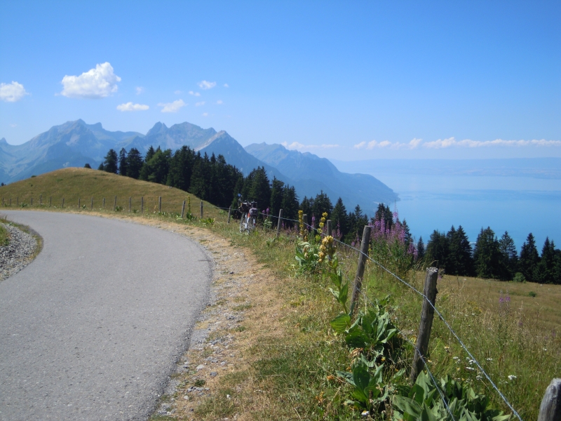 En face, les Montagnes de Haute-Savoie