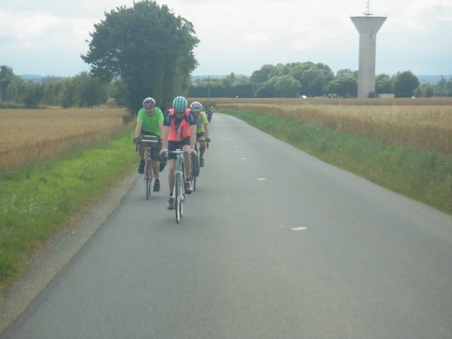 Le peloton me rattrape. Nous sommes sur plaine au sud de Caen.