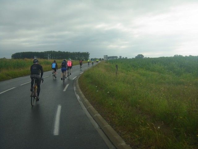 C'est parti ! La pluie nous laisse un peu de répit et ne nous rejoindra qu'épisodiquement durant la balade.