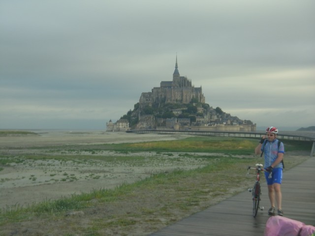 Le groupe se constitue petit à petit avec le Mont en toile de fond.