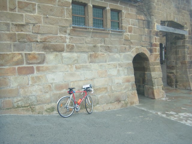 Photo souvenir de mon vélo au pied des remparts du Mont