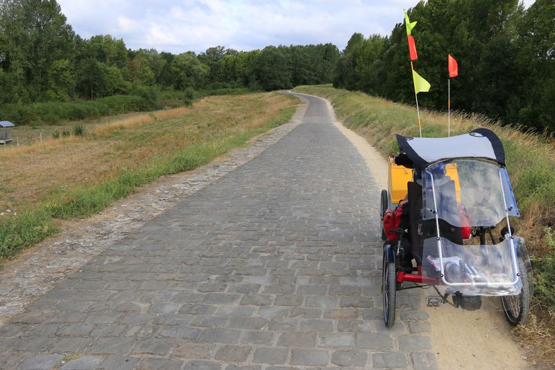 Piste cyclable pavés sur 1 km......