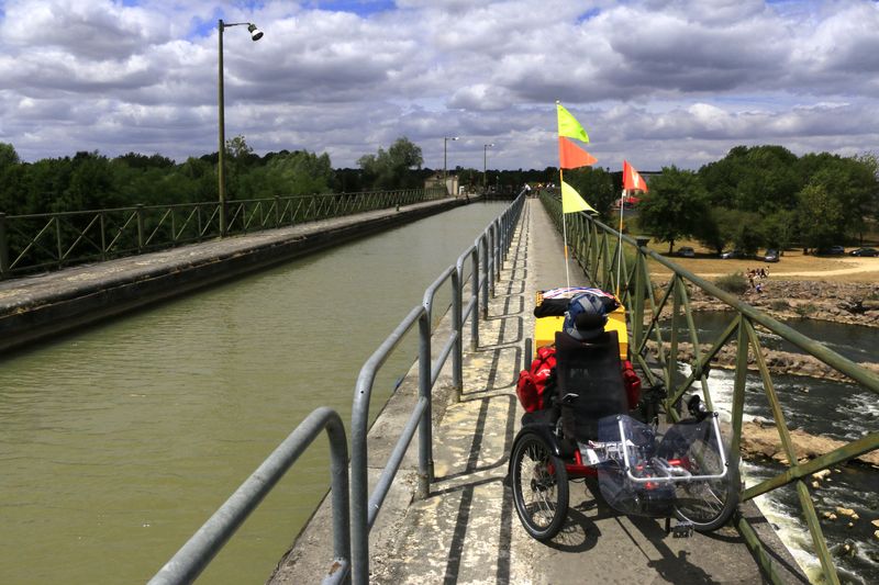 Pont canal vers Nevers, au Bec d'Allier...très étroit