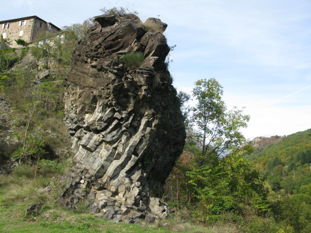 Rocher basaltique au pied d'Antraigues