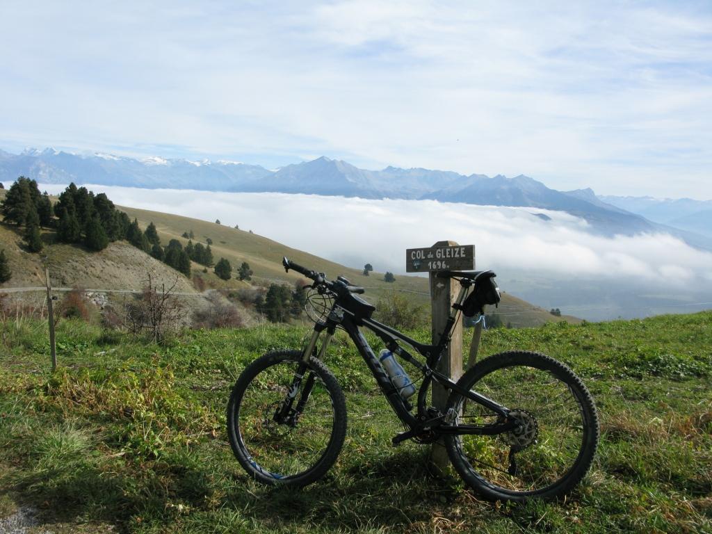 Col de Gleize 1696 m au fond : Montagnes du Champsaur
