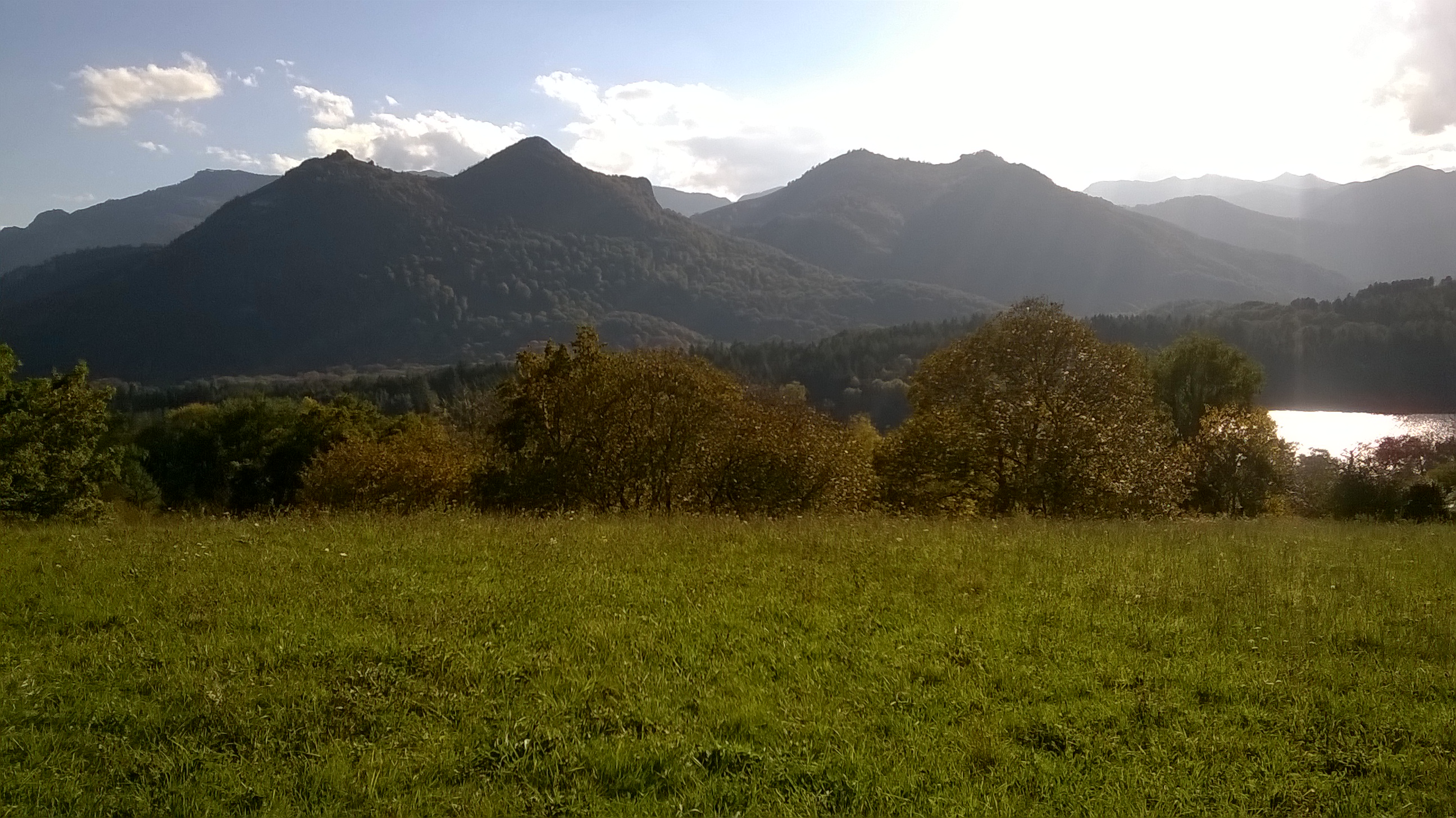 le lac de Lourdes et les Pyrénées