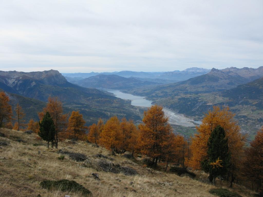Lac de Serre-Ponçon vu du Sommet de Méale début novembre