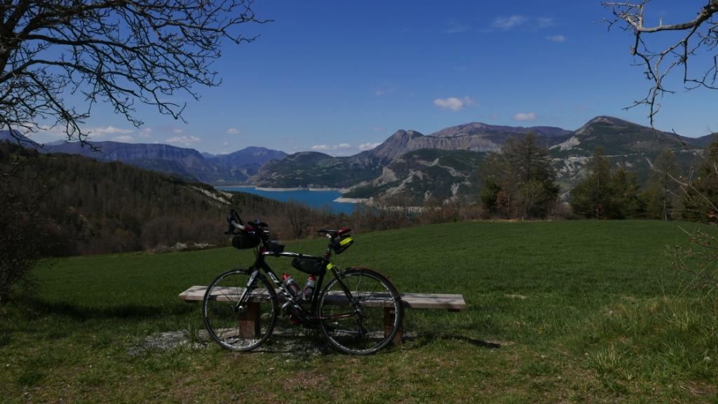 Au fond : le Barrage