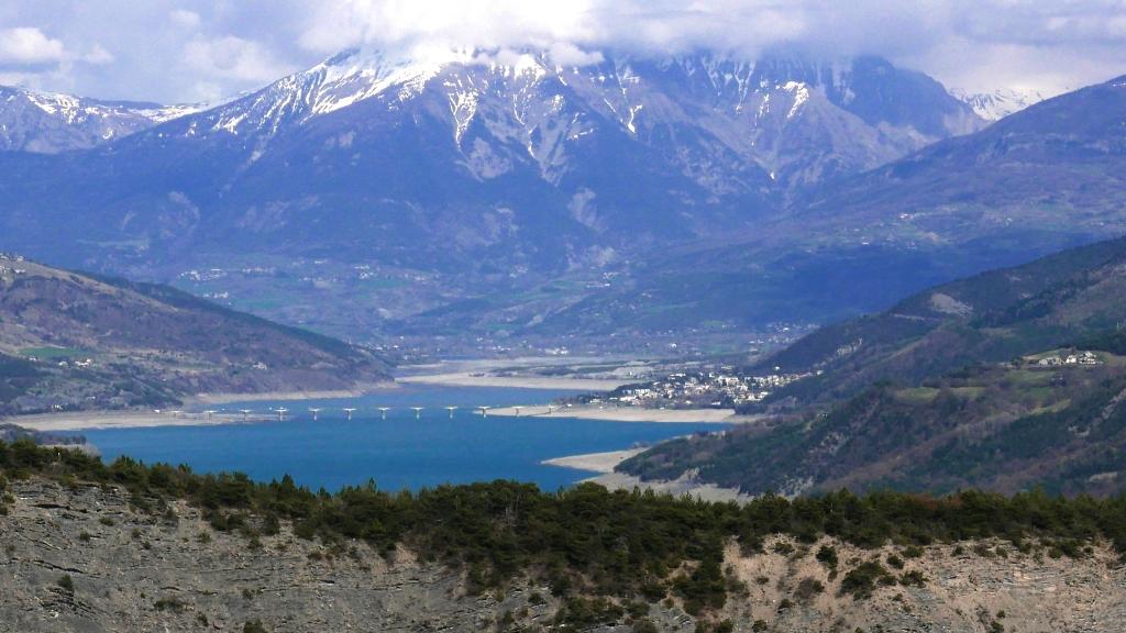 au Col Lebraut : vue sur Savines le lac et son pont