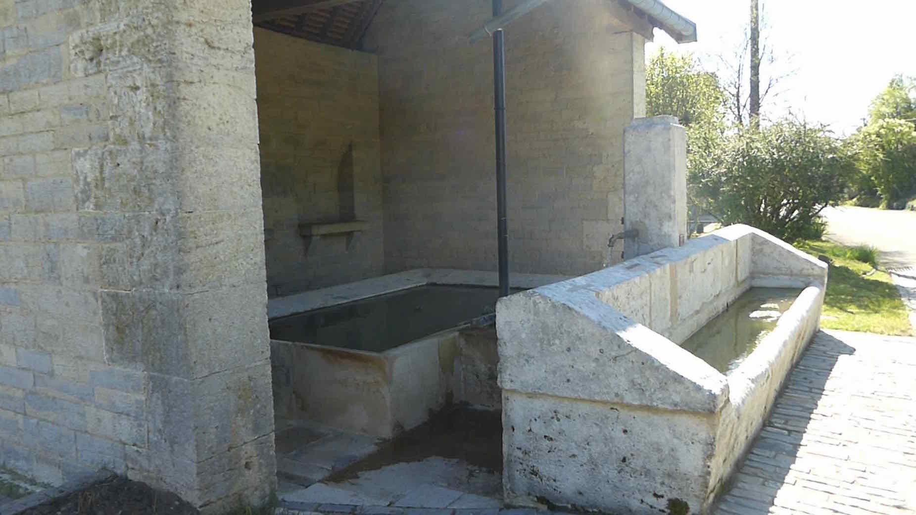 lavoir-abreuvoir de Hyet 2.jpg