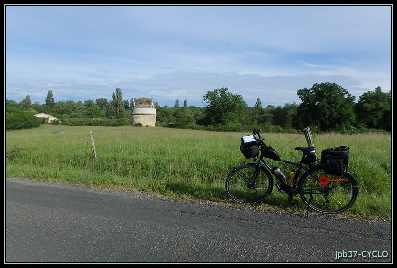 Pigeonnier du château de Prayssac