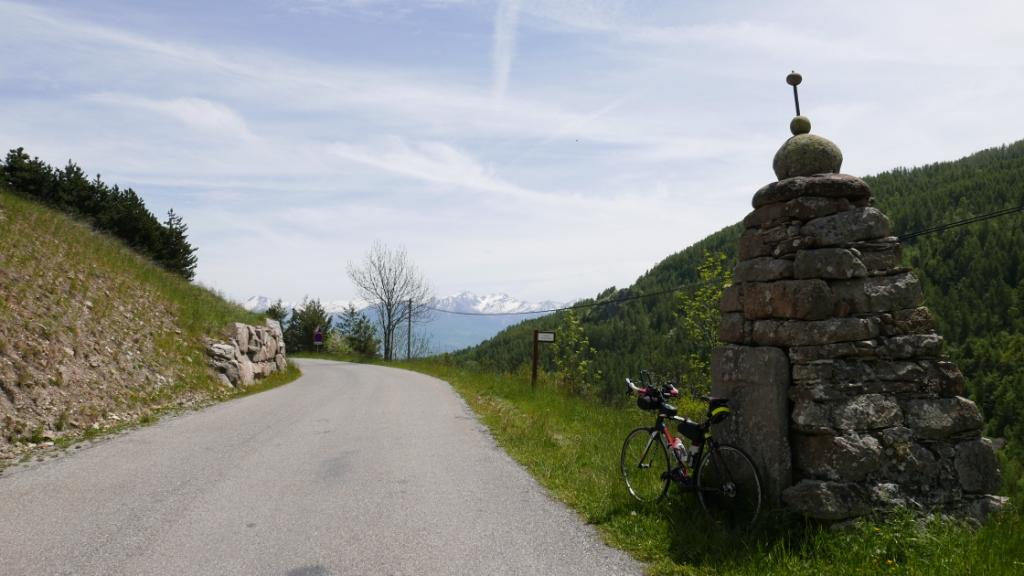 Au fond, en face : Les Orres encore enneigées