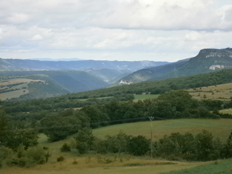 La troué de la Vallée du Cernon vu du plateau de St Victor avec au fond le sommet du St Guiral (1366m)